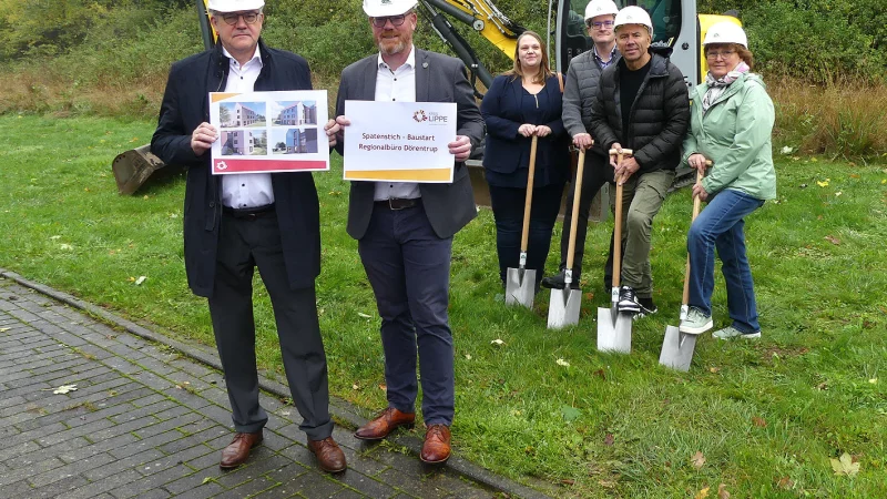 Setzen die Arbeiten f&uuml;r den Rathausanbau in Gang: Kreisk&auml;mmerer Rainer Grabbe, B&uuml;rgermeister Friso Veldink, Anja Kr&uuml;ger (Leiterin Zentrale Dienste des Kreises Lippe), G&uuml;nther Wachter von BrandArchitekten GmbH, Dirk S&uuml;llwold und Ingrid Behlen (beide Fachbereich Bauen und Umwelt, von links). - &copy; Rudi Rudolph