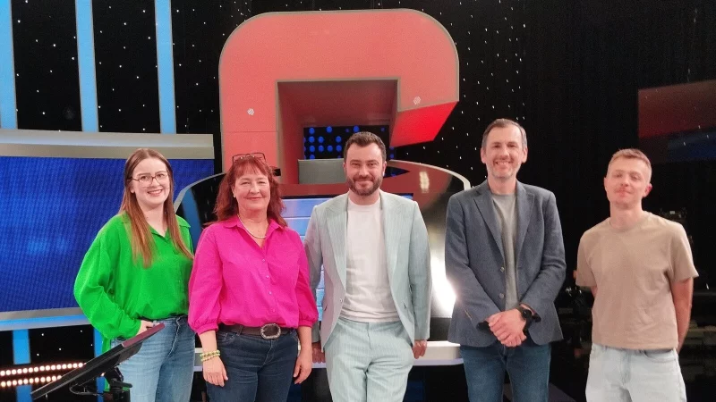 Benita Henning (links) hat gemeinsam mit Regine F&ouml;rger, Goran Ivetic (Zweiter von rechts) und Ricardo Werner bei "Gefragt, Gejagt" mitgemacht. Das Team ist gegen den "J&auml;ger" Sebastian Klussmann (Mitte), bekannt als der Besserwisser, angetreten. - &copy; Fotorechte: ARD