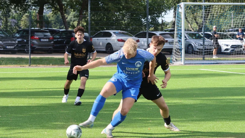 Lemgos Leon Kienast behauptet das Leder gegen Fabian Benning vom SVE Jerxen-Orbke. - &copy; Sebastian Lucas