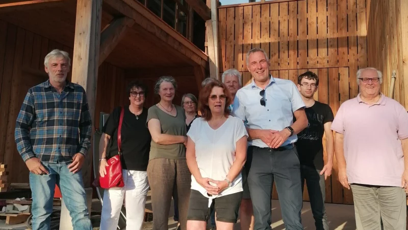 Bürgermeister Dirk Tolkemitt (Dritter von rechts) lässt sich vom Ortsverein durch Papenhausen führen. Mit im Bild (von links) Holm Wilmsmeier, Ortsausschussvorsitzende Bärbel Paetzold, Susanne Huchzermeier, Heike Beimfohr, Karin Levermann, Helmut Levermann, Mirco Levermann und Willibald Dommes - © Ortsverein Papenhausen
