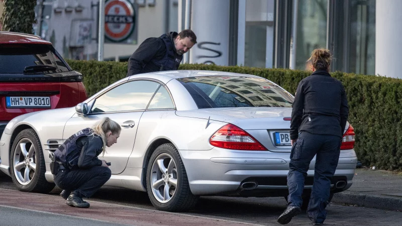 Hinter diesem Auto suchten die beiden Schwestern am 26. Februar ebenfalls Deckung vor dem Sch&uuml;tzen. - &copy; Oliver Krato