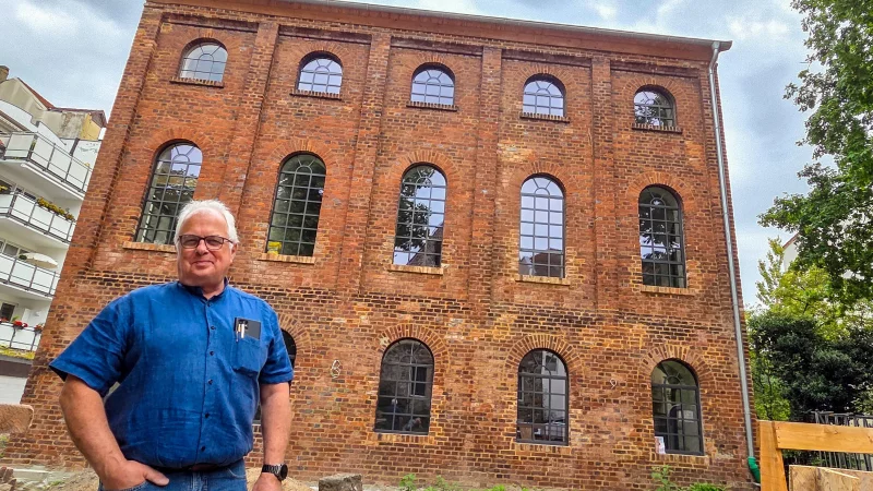 Ein ganz sch&ouml;ner Kraftakt, der aber auch viel Spa&szlig; macht: Architekt Christian Rothschild aus Enger baut f&uuml;r seine Tochter und deren Ehemann die alte Bonbonfabrik in Herford um. In den 1960er Jahren war hier auch der Herforder Jazzclub ans&auml;ssig. - &copy; Kathrin Weege