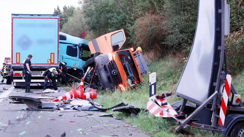 An der Unfallstelle bot sich den Einsatzkr&auml;ften ein Bild der Verw&uuml;stung. Der Sattelzug hatte auf dem Seitenstreifen zun&auml;chst den Absicherungsanh&auml;nger (rechts im Bild) und dann den orangefarbenen Transporter erfasst. - &copy; Patrick Menzel