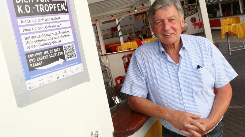 Plakate wie dieses hier in Auffenbergs Biergarten von Inhaber Michael L&ouml;hr h&auml;ngen zu Libori an vielen Stellen in Paderborn. - &copy; Holger Kosbab