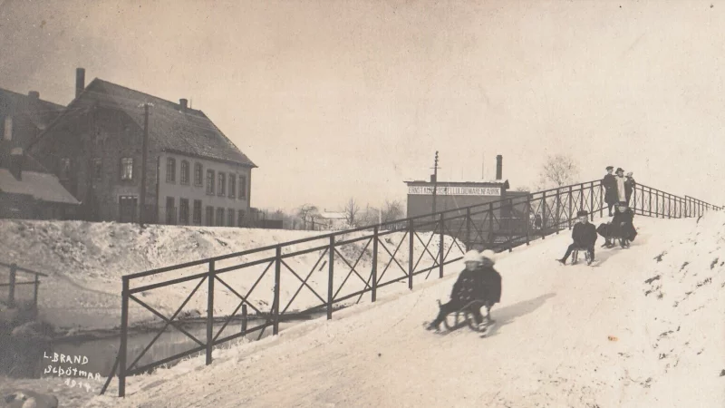 Inner&ouml;rtliche Rodelbahn zwischen Bahnhof und Bega-Ufer in Sch&ouml;tmar, Januar 1914. - &copy; Sammlung Stefan Wiesekopsieker