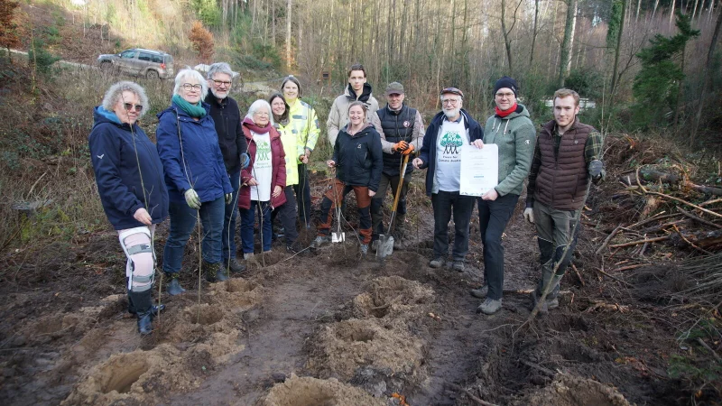 Gemeinsame Pflanzaktion im H&ouml;rster Kurpark: (von links) Petra Thees (Fairtrade-Gruppe Lage), Ute Habigsberg-Bicker und Gerhard Bicker (B&uuml;ndnis 90/Die Gr&uuml;nen-Fraktion im Rat), Margret Behnisch (Fairtrade-Gruppe Lage), Anja Wiesner, Anja Neuw&ouml;hner und Ilka Beermann (alle Fachteam Umweltplanung), Leon Steinhage, Dirk Steinhage (CDU-Fraktion im Rat), Helmut Behnisch (Fairtrade Gruppe Lage), B&uuml;rgermeister Matthias Kalkreuter und Jan Altem&ouml;ller (F&ouml;rster, Forstverwaltung Spiegelsberge). - &copy; Stadt Lage