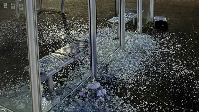 Der M&uuml;lleimer, mit dem die Scheiben des Buswarteh&auml;uschens eingeschlagen wurden, liegt noch daneben. - &copy; Stadt Barntrup