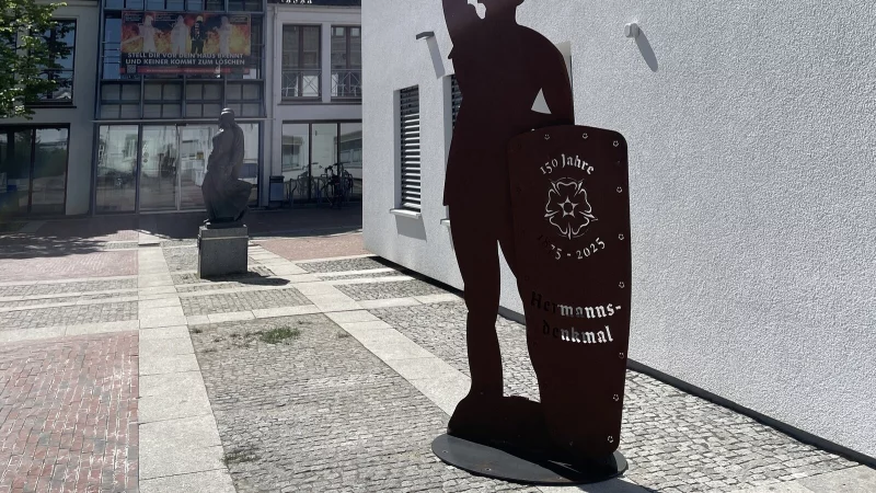 Die Hermann-Statue vor dem Augustdorfer Rathaus. - &copy; Michaela Wei&szlig;e