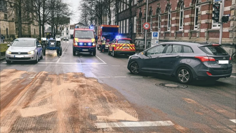 Die &Ouml;lspur hatte sich auf mehreren Stra&szlig;en gro&szlig;fl&auml;chig verteilt. - &copy; Feuerwehr Detmold/Marco Schweiger