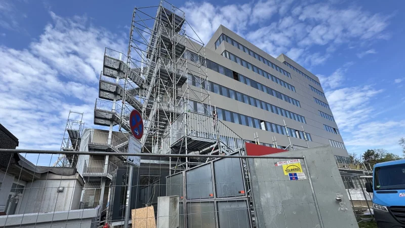 In der Bauaktenregistratur im Keller des Rathaus an der Rudolph-Brandes-Allee hatte es im August 2024 gebrannt. Dabei waren unter anderem Bauakten beschädigt worden. Die bei dem Umbau des Rathauses neu angebrachte Außentreppe dient übrigens als Fluchtweg bei Feuer. - © Sven Kienscherf