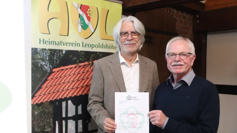 Hans Feu&szlig;, Botschafter der NRW-Stiftung, (links) und Helmut Depping, Vorsitzender des Heimatvereins mit dem F&ouml;rderbescheid f&uuml;r die neue Wagenremise. Foto: Depping - &copy; Depping