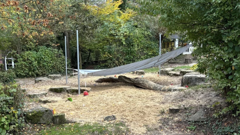 Der Außenbereich der Kita Himmelszelt in Humfeld ist leer. Grund dafür ist eine Vorsichtsmaßnahme: Spiel- und Sportplätze in Humfeld wurden nach dem Großbrand am Freitag bei Remondis gesperrt. - © Thomas Reineke