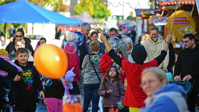 Das Barntruper Stadtfest zieht in jedem Jahr viele gro&szlig;e und kleine Besucherinnen und Besucher an. - &copy; Archivfoto: Nicole Ellerbrake