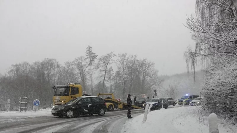 Auf der Osningstra&szlig;e in Bielefeld fuhr sich am Samstag ein Auto fest. Der Verkehr staute sich. - &copy; Paul Brinkmann