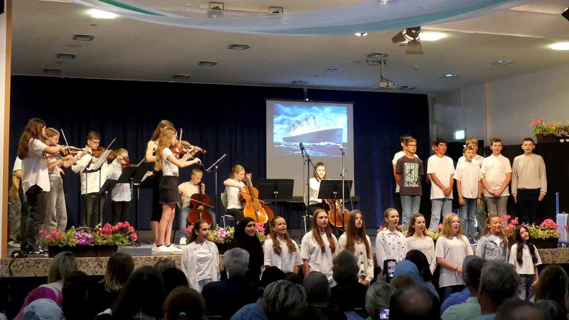 Große Besetzung auf und vor der Bühne beim „Titanic-Song". - © Rudi Rudolph