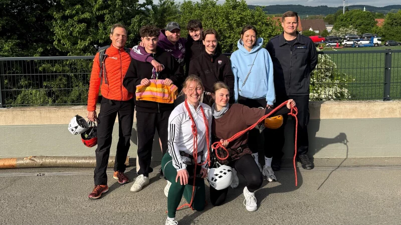 Vorbereitung auf Alpenexkursion: Schulleiter Oliver Dudek, Mads Ipson, Fabian Bröker, Ruben Steinmeier, Savanna Bartsch, Franziska Plümers und Hauptbrandmeister Lars Brühl (stehend von links) sowie Swaantje van Gellekom und Paula Denker (kniend von links). - © GS Aspe