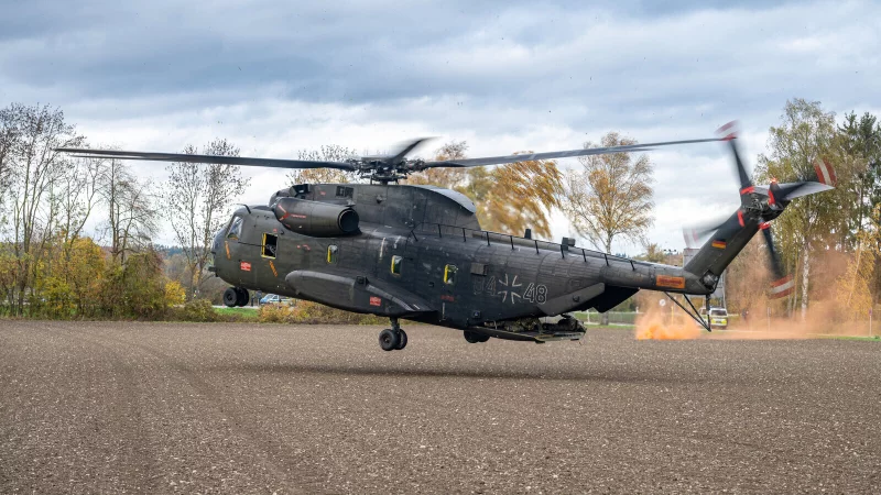 Ein CH-53-Hubschrauber der Bundeswehr bei der Landung (Symbolbild). - &copy; Armin Weigel/dpa