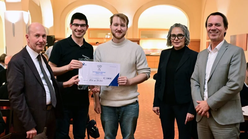 &Uuml;bergabe des NextGen Engineering Trophy Award an das Team der Technische Hochschule Ostwestfalen-Lippe (von links): Professor Michael Z&auml;h, Jonas Schweizer, Michael Ketler, Professorin Kirsten Bobzin und Professor Thomas Bergs. - &copy; Tobias Kaufmann/RWTH Aachen