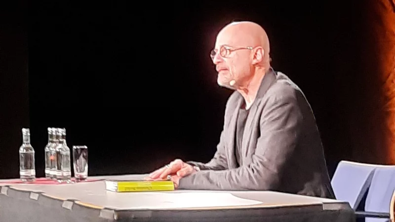 Christian Berkel las in der Aula des Schulzentrums Werreanger aus seinem Roman Sputnik. - &copy; Michael Biermann