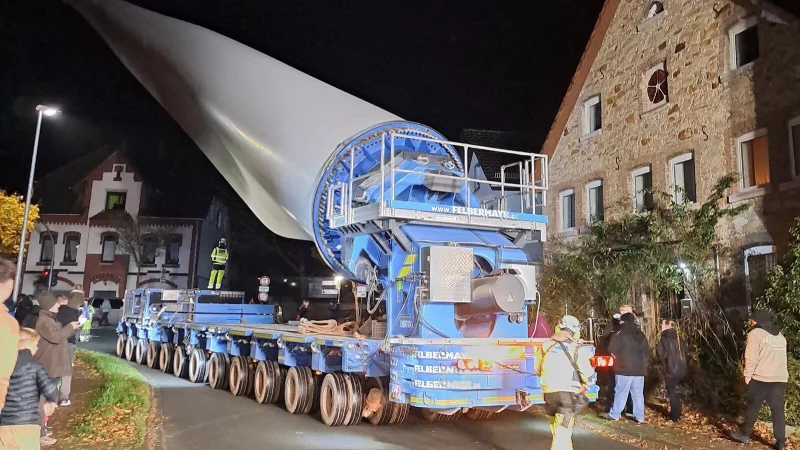 Auch die Engstelle an der Kreuzung Hohenhauser Stra&szlig;e/ Hohle Stra&szlig;e passiert der gro&szlig;e Windradfl&uuml;gel. - &copy; Thomas Hildebrand