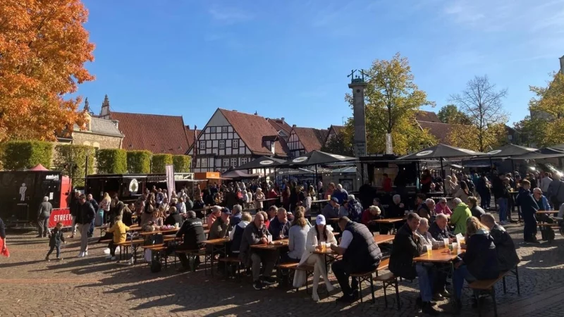 Der Salzhof mit den Foodtrucks zu einem fr&uuml;heren "Cheatday": Die Organisatoren hoffen f&uuml;r das kommende Wochenende auf &auml;hnlich sch&ouml;nes Wetter. - &copy; Oliver Siekmann/Stadt Bad Salzuflen
