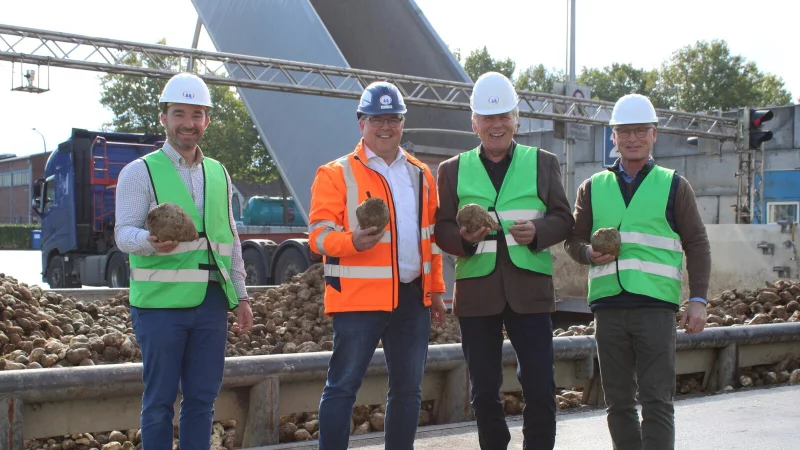 Freuen sich über die Ernte: Dr. Hendrik Halewat (von links, Geschäftsführer Verband der Rübenbauer), Dr. Stefan Brinker (Regionalleiter Lage von Pfeifer & Langen), Dieter Hagedorn (Vorsitzender Landwirtschaftlicher Kreisverband Lippe) und Peter Eric Froböse (Vorsitzender Verband der Rübenbauer). - © Kyrill von Matuschka