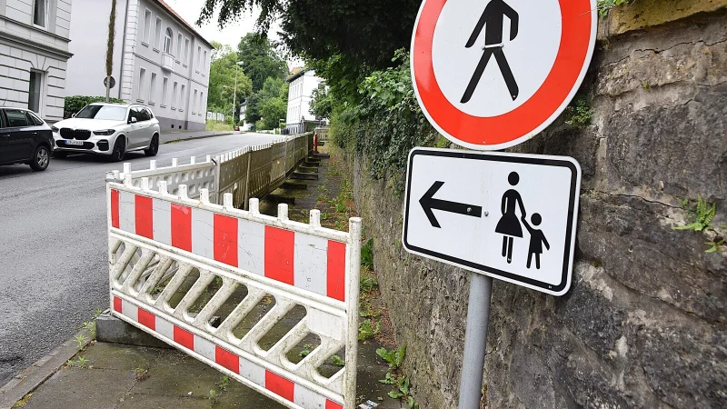 Die rot-weißen Baken stehen seit mehr als acht Jahren am Weberpark, weil die Mauer einsturzgefährdet ist. Jetzt soll eine andere Lösung her. Foto: Karin Prignitz - © Karin Prignitz