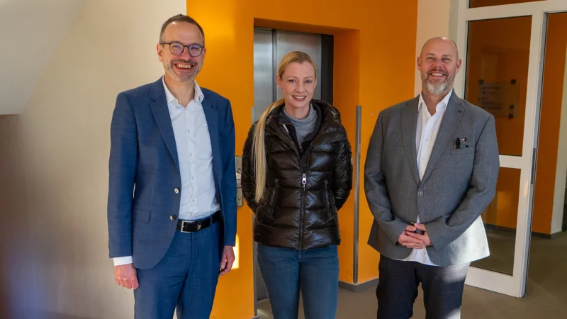 "Das ganze Jahr &uuml;ber eingekauft": Gesch&auml;ftsf&uuml;hrer Falko Heise mit den Spendern Nadja und Mark Wortmann im Foyer der Verwaltung von Eben-Ezer. - &copy; Bildrechte: Eben-Ezer