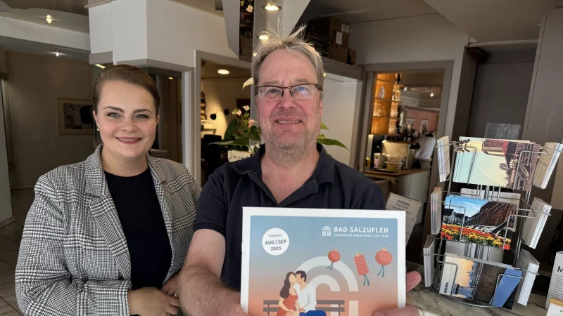 Swetlana Lenger und Martin Rieke vom Salzufler Kur- und Touristikverein wünschen sich, dass neben dem Online-Marketing auch die Printmedien nicht vernachlässigt werden. - © Sandra Castrup