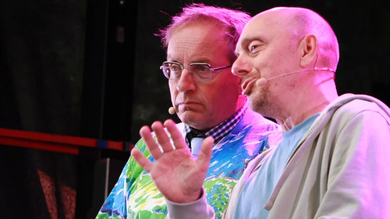 Sie erklären die Welt, sehr lustig: Wigald Boning (links) und Bernhard Hoëcker. - © Martin Hostert