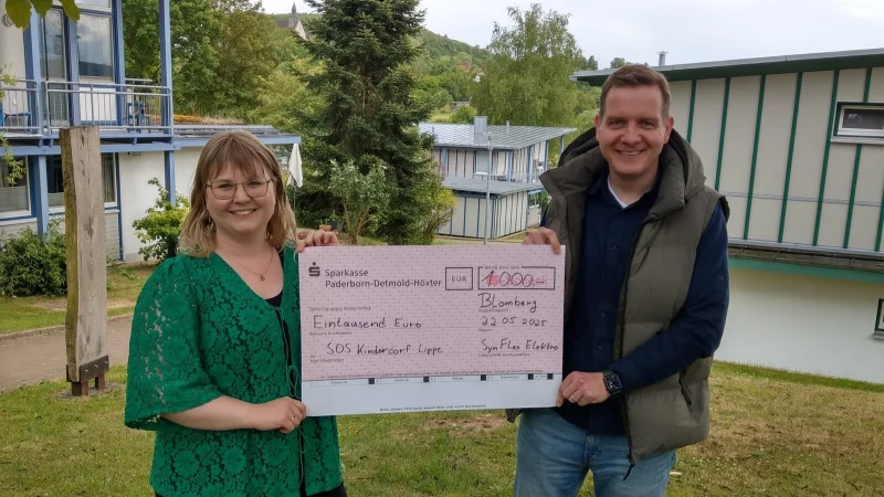 Tobias Nordmeyer übergibt den symbolischen Scheck an Laura Hesse vom SOS-Kinderdorf Lippe. - © SynFlex Elektro GmbH