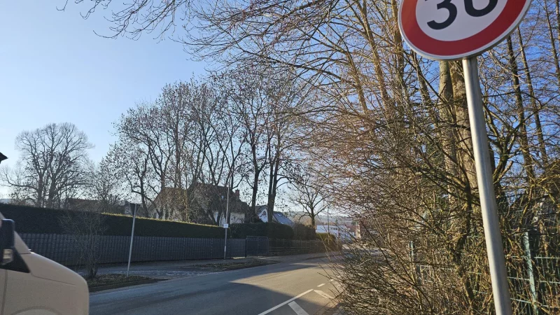 Wo 30 angeordnete ist, sollte auch 30 gefahren werden. Die Realit&auml;t sieht in H&ouml;rste allerdings anders aus. Jetzt soll mehr geblitzt werden, die Stadt Lage hat den Messpunkt auf eine Priorit&auml;tenliste gesetzt. - &copy; Astrid Sewing