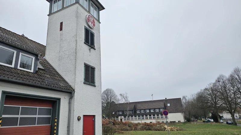 Das Grundstück zwischen Bunter Schule und altem Standort hat die Stadt gekauft. Die Feuerwehr bekommt einen modernen Neubau. - © Astrid Sewing