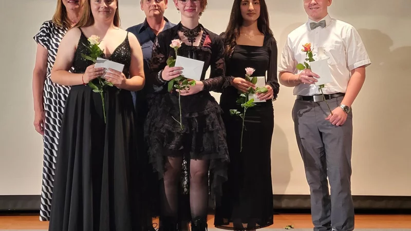 Schulleiterin Sonja Billerbeck (links) und Fördervereinsvorsitzende Daniela Niemann (3. von links) zeichneten Ella Matijacic (10b), Pia Roder (10a), Elif Yalic (10a), Jonas Dück (10a, von links) aus. - © EHR