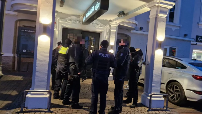 Mehrere Kr&auml;fte des Zolls und der Polizei standen vor der T&uuml;r der Gastronomie. - &copy; Ilja Regier
