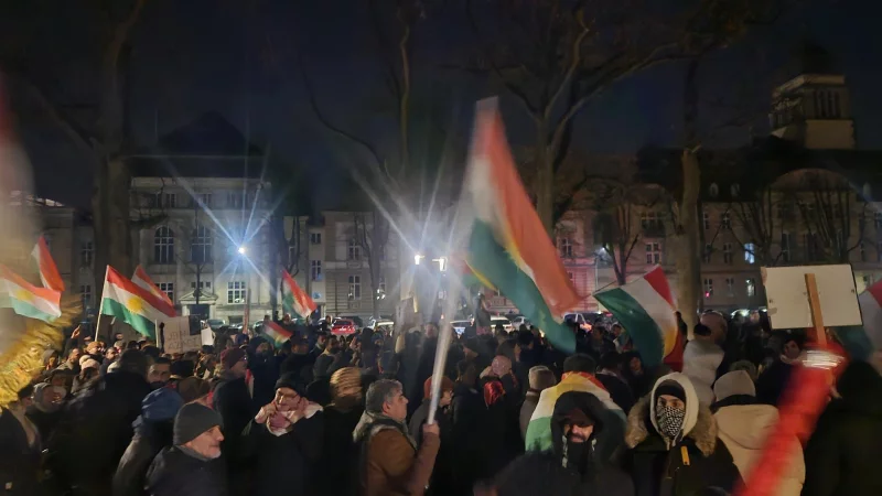 Kurdische Fahnen dominierten am Freitagabend den Kaiser-Wilhelm-Platz in Detmold. - &copy; Janet K&ouml;nig
