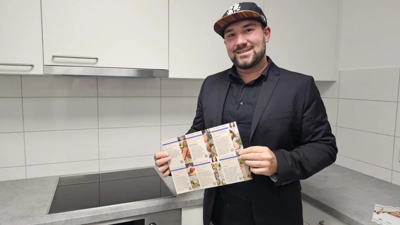 Lucas Noke von der Lippe Tourismus&Marketing GmbH ist Ansprechpartner im Haus des Gastes in Hörste. - © Astrid Sewing