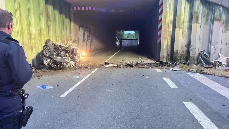 Der Opel Astra des verungl&uuml;ckten 18-J&auml;hrigen aus dem Kreis G&uuml;tersloh ist vollkommen zerst&ouml;rt. - &copy; Thorsten He&szlig;