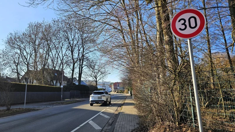 Wer aus Richtung Lage kommt und in den Ort f&auml;hrt, muss schnell abbremsen. In H&ouml;rste gilt ein St&uuml;ck weit 30 im Ortskern. Die Stadt Lage hat &uuml;berpr&uuml;ft, ob das Tempo eingehalten wird - und kommt zu einem eindeutigen Ergebnis. - &copy; Astrid Sewing
