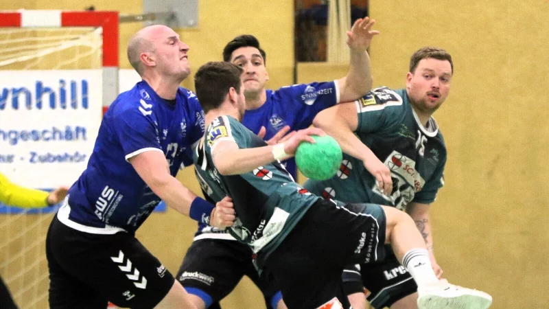 Die Spieler von Handball Bad Salzuflen, hier mit Carlos Hummerjohann (links) und Tom Ostrop, sind ab sofort in der Regionalliga unterwegs. - &copy; Oliver K&ouml;nig