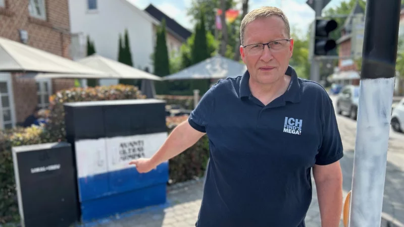 Mittlerweile Routine: Auf dem Weg zum B&auml;cker am Wochenende befreit Udo Pla&szlig;mann die Ampelmasten von neuen Aufklebern des DSC. - &copy; Christian Br&ouml;der