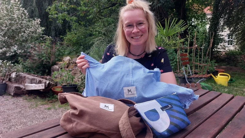 Mode-Textil-Designerin Laura Schlütz aus Steinheim haucht alter Kleidung neues Leben ein. So entstehen etwa aus einem ausgedienten Herrenhemd oder einer kaputten Jeans schöne Taschen. - © Michaela Weiße