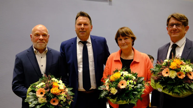 B&uuml;rgermeister Frank Hilker (2. von links) und seine neuen Stellvertreter Rainer Friedrich (SPD, links, 3. Stellvertreter), Corinna Peter-Werner (SPD, 2. von rechts, 1. Stellvertreterin) und J&ouml;rg Thelaner (CDU, rechts, 2. Stellvertreter). - &copy; Sven Koch