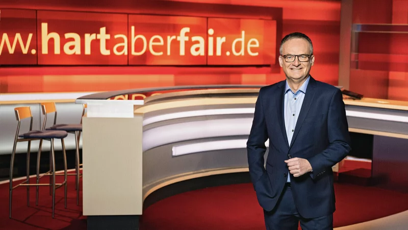 Der frühere TV-Moderator Frank Plasberg (hier in seinem Studio zur Sendung „hart aber fair“) kommt ins Kurtheater in Bad Meinberg. Dort talkt er mit Showmaster Louis Pawellek. - © picture alliance/dpa/WDR