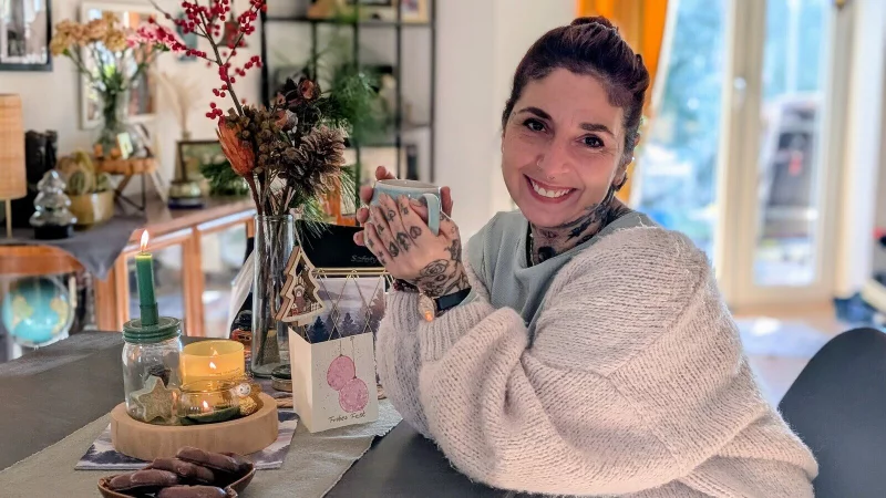 Die Nachbarin einladen, mit Freunden Suppe kochen: F&uuml;r Sozialarbeiterin Esra Kanbal (47) geh&ouml;rt zu Weihnachten, "f&uuml;r andere da zu sein". - &copy; Annika Langhagel