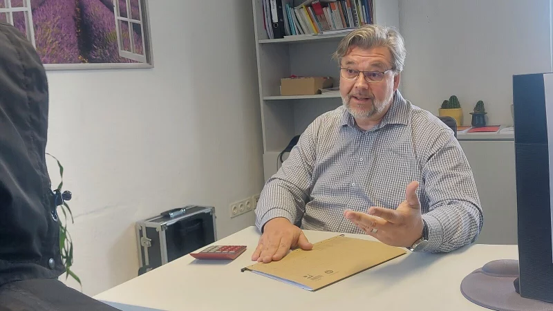 Rainer Bartonitschek ist Schuldner- und Insolvenzberater beim Caritasverband f&uuml;r den Kreis Lippe und die Stadt Bad Pyrmont. Im Jahr hat er etwa 100 Langzeit- sowie zus&auml;tzlich 250 Kurzzeitberatungsf&auml;lle, wie er sagt. - &copy; Michaela Wei&szlig;e