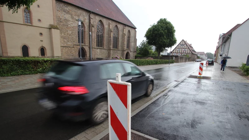 Die Stiftstra&szlig;e in Lemgo ist wieder frei, die Bauarbeiten sind beendet, auch wenn noch ein paar Baken stehen. - &copy; Jens Rademacher