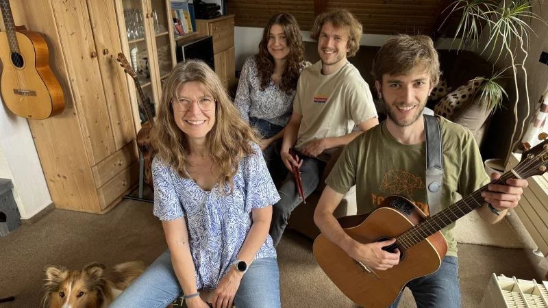 Wenn Antje Kronig zusammen mit ihren Kindern Lara, Kai und Jann (von links) im Wohnzimmer musiziert, genießt das auch die Familienhündin. - © Sandra Castrup