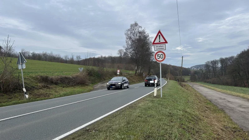 An dieser Stelle auf der Lemgoer Stra&szlig;e zwischen Hohenhausen und Bavenhausen befindet sich eine Absackung. Solange bis die Fahrbahn saniert wird, gilt dort Tempo 50. - &copy; Archivfoto: Tamina-Shirin Marten