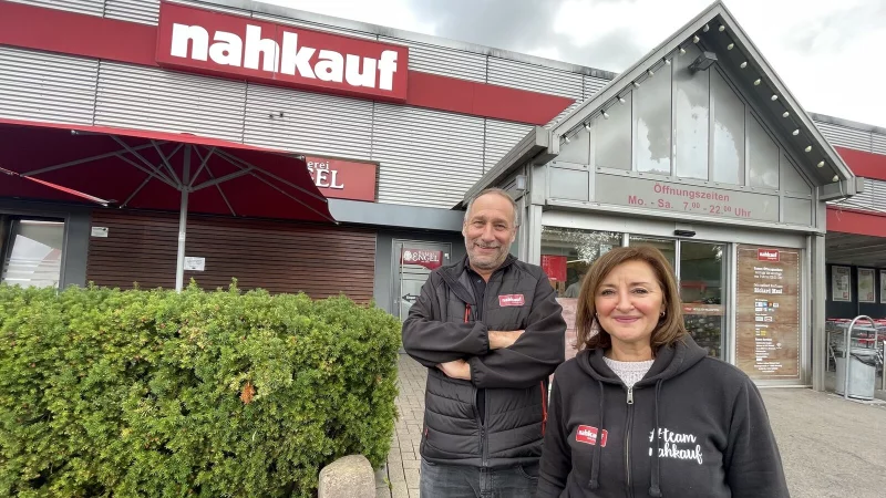 Seit Jahrzehnten als Einzelh&auml;ndler in Blomberg aktiv: Richard Maul und seine Marktleiterin Olga Bich m&uuml;ssen derzeit besorgte Nahkauf-Kunden beschwichtigen. - &copy; Silke Buhrmester